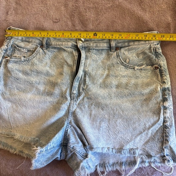American Eagle Shorts Acid Wash Distressed Raw Hem Light Blue Size 20 - Picture 6 of 9